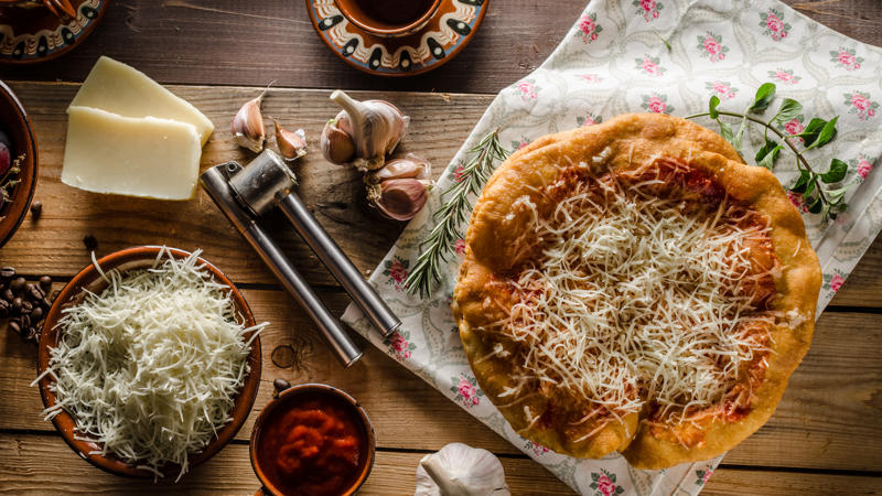 Una pizza con queso y ajo en una mesa