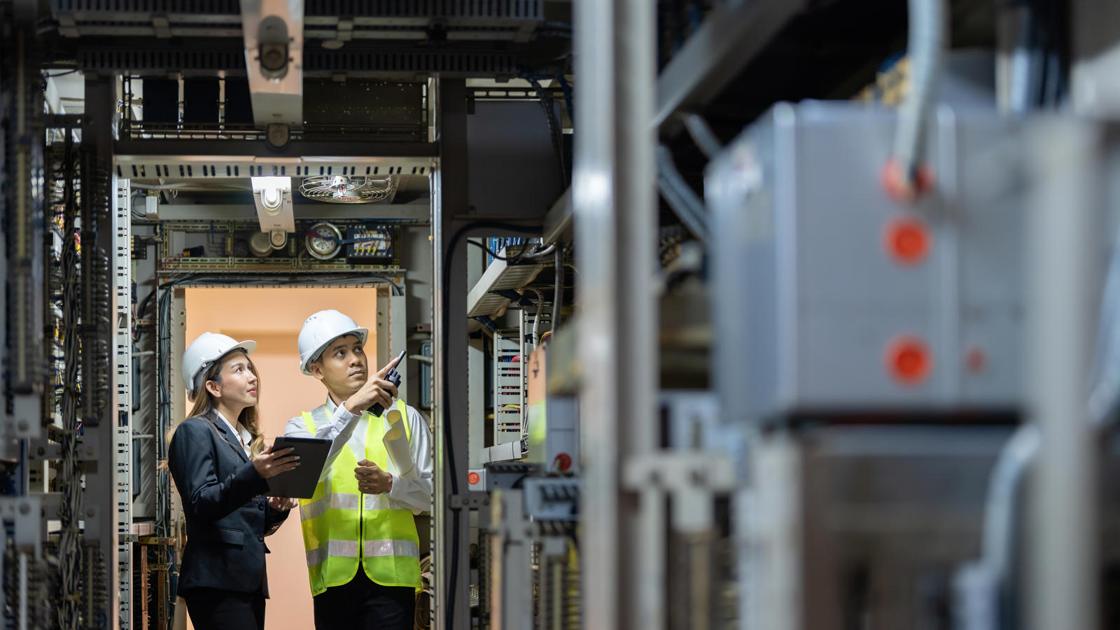 una persona y una persona con cascos mirando algo
