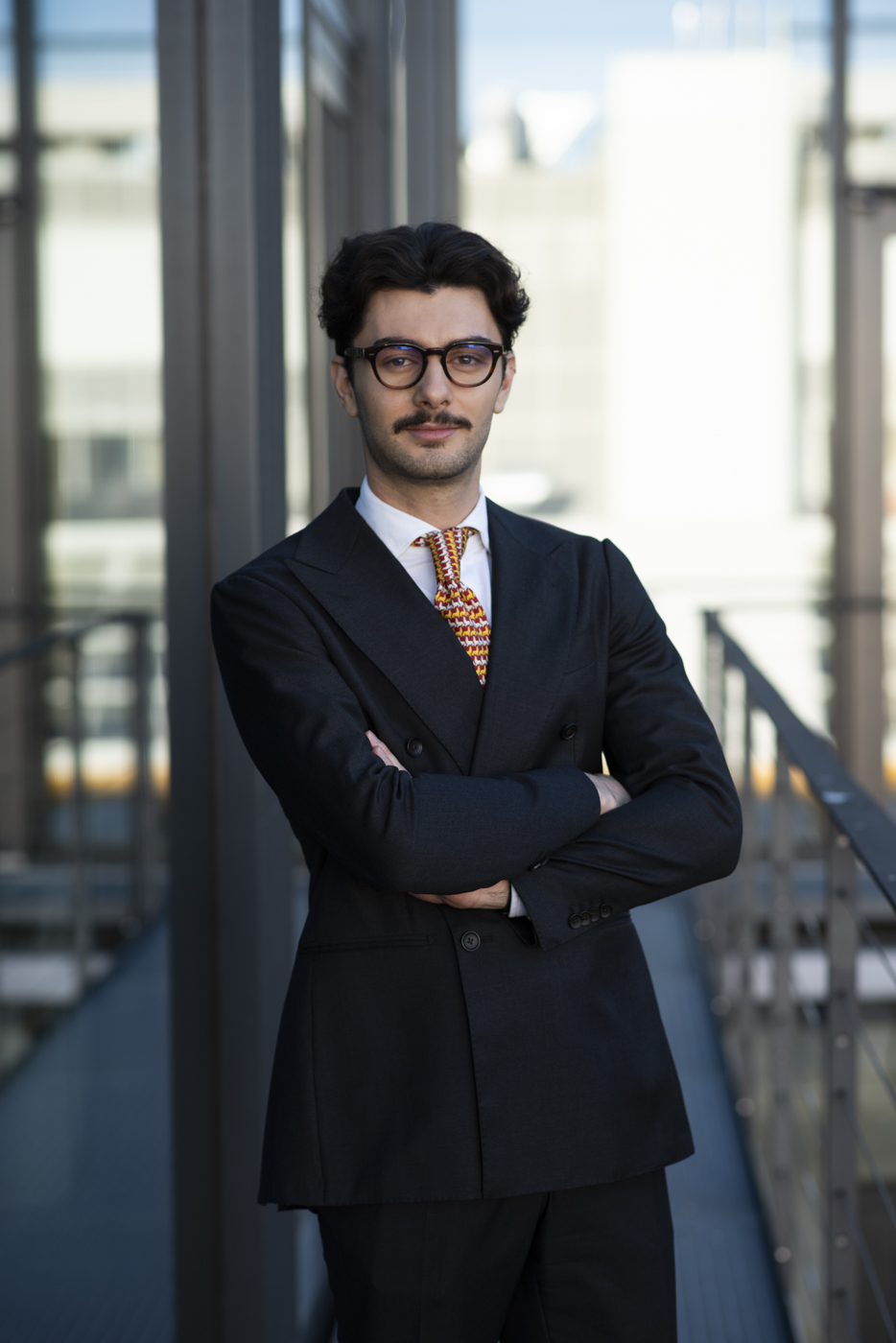 una persona de traje con los brazos cruzados