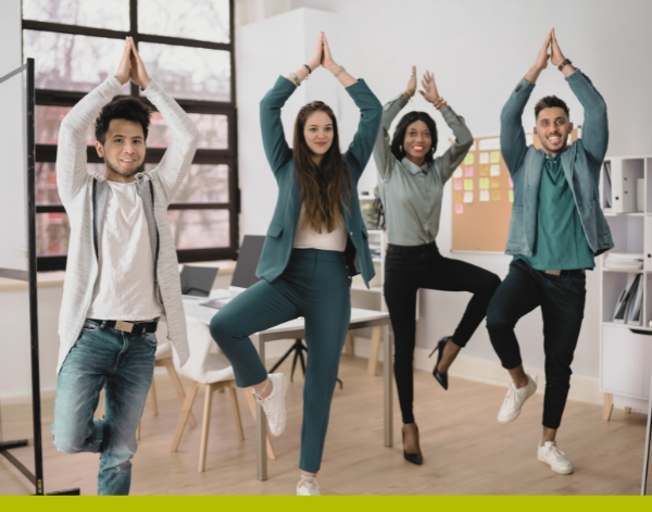 Un grupo de personas haciendo yoga