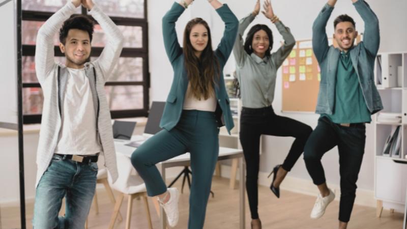 Un grupo de personas haciendo yoga