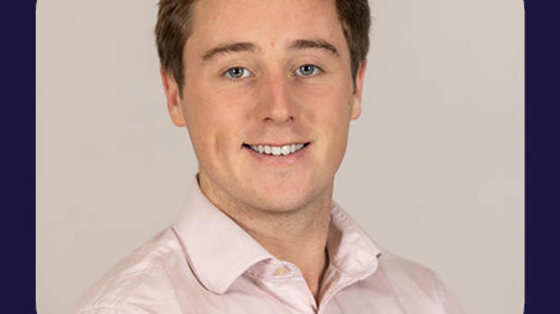 Una persona con una camisa rosa