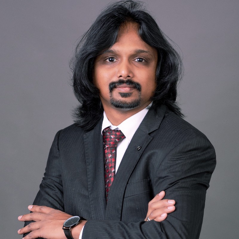 une personne aux cheveux longs portant un costume et une cravate