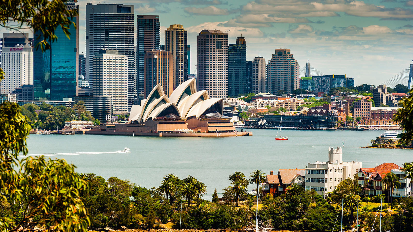 Une ville avec un bâtiment dans l’eau