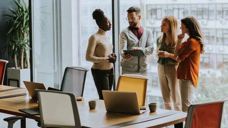 Un grupo de personas de pie en una habitación