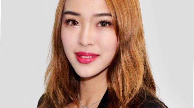 une personne aux cheveux longs et au rouge à lèvres rose