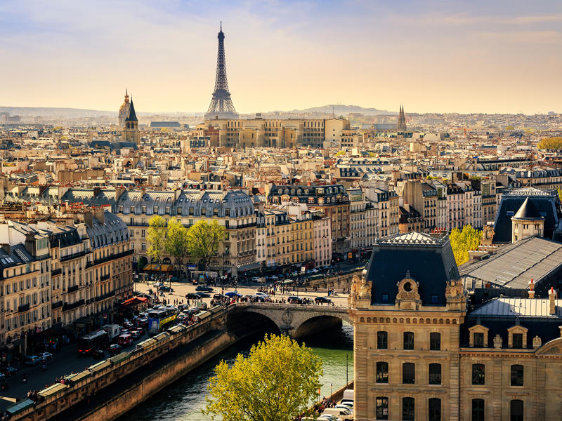 Une ville avec un pont et une tour