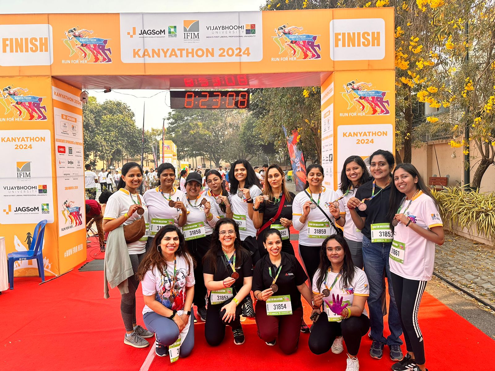 Un groupe de femmes posant pour une photo