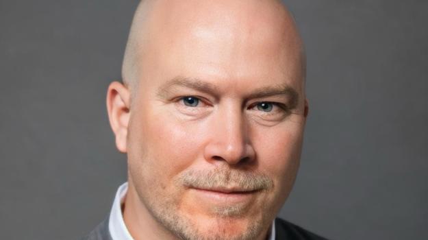 Una persona con camisa gris