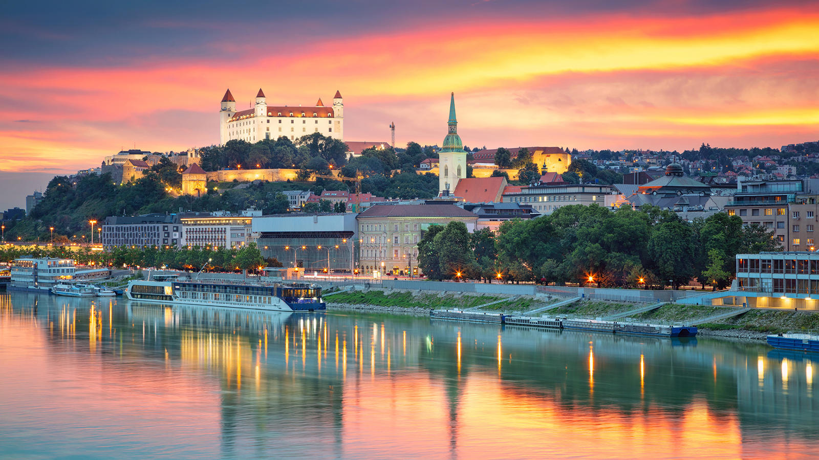 Un río con ciudad y edificios