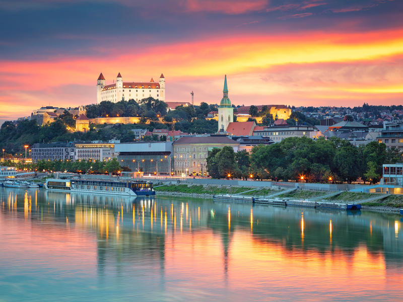 Une rivière avec une ville et des bâtiments