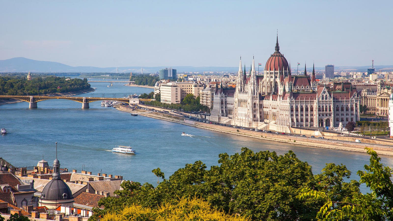 un río con un puente y un gran edificio