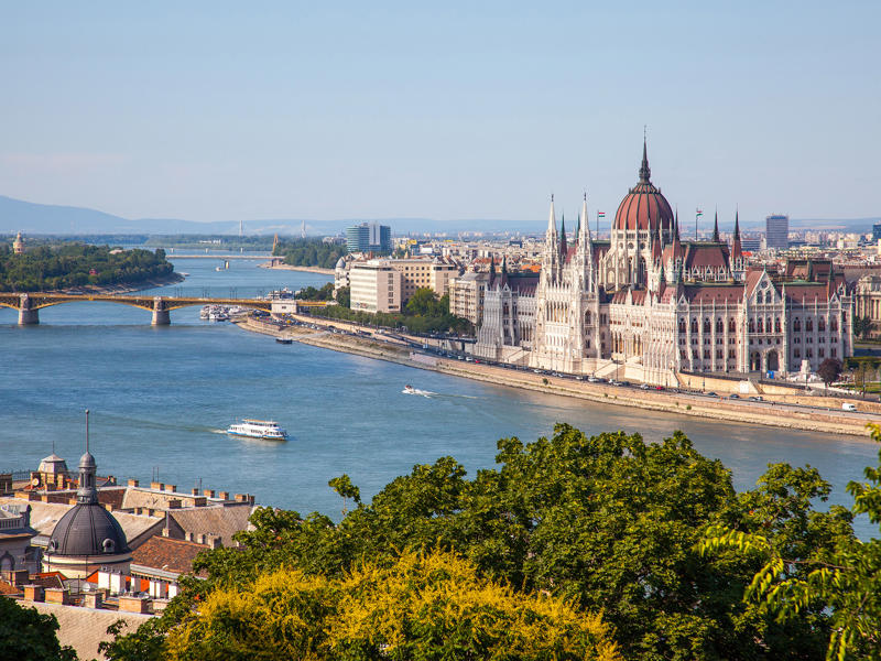 une rivière avec un pont et un grand bâtiment