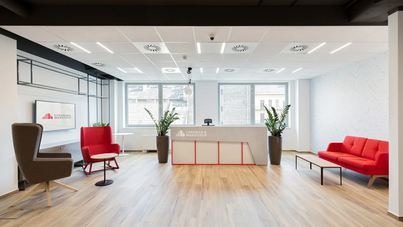 una sala con mostrador de recepción y sillas