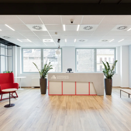 una sala con mostrador de recepción y sillas