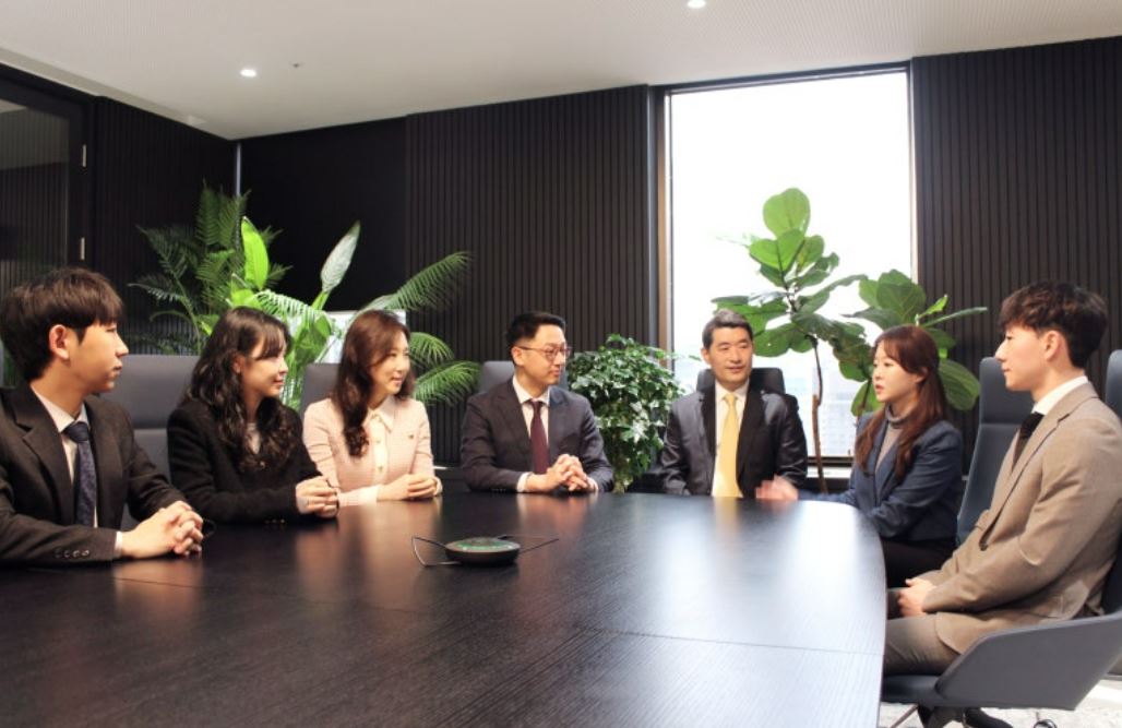 Un grupo de personas sentadas alrededor de una mesa