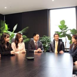 Un grupo de personas sentadas alrededor de una mesa