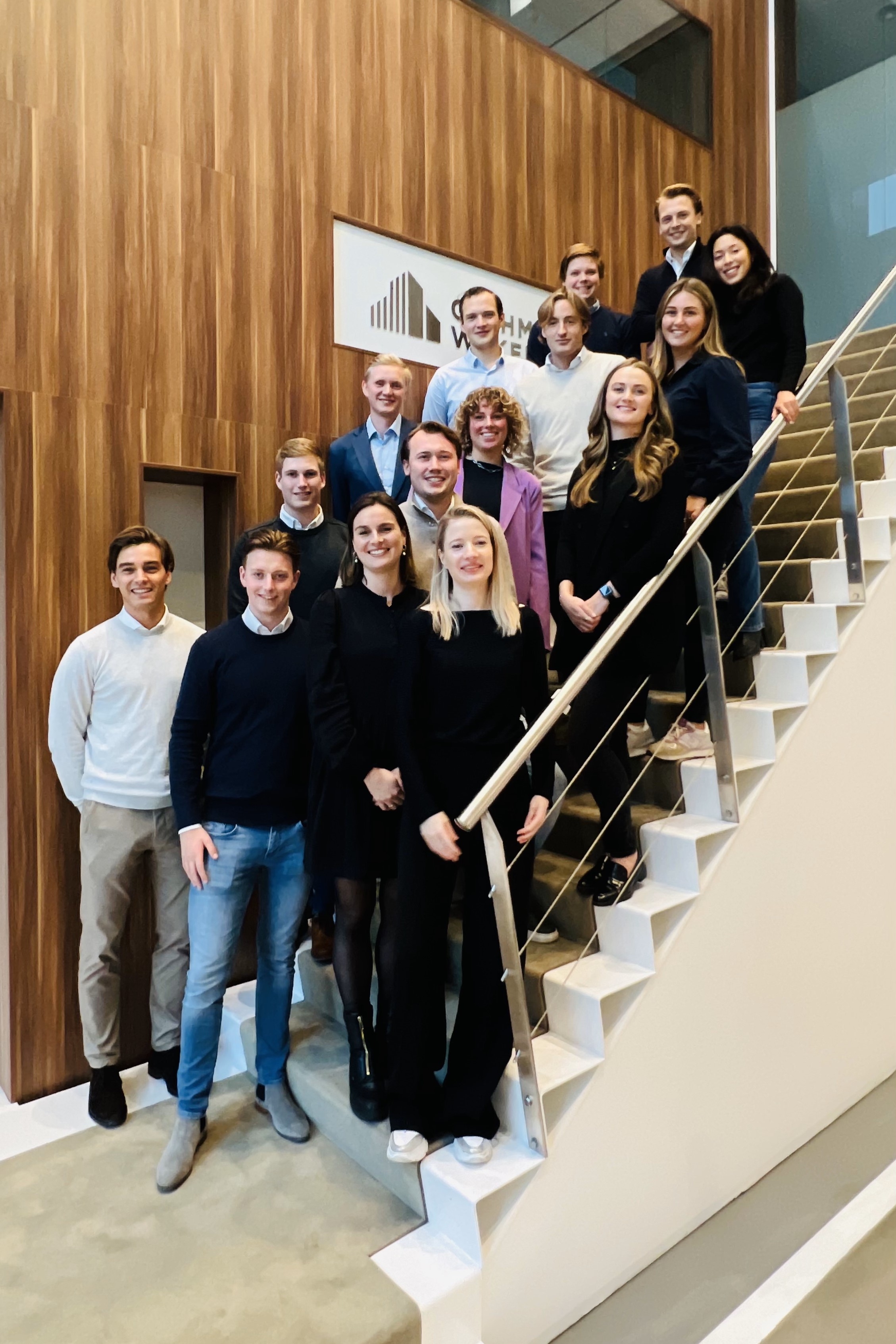 un groupe de personnes posant pour une photo dans un escalier
