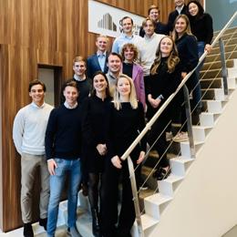 un groupe de personnes posant pour une photo dans un escalier