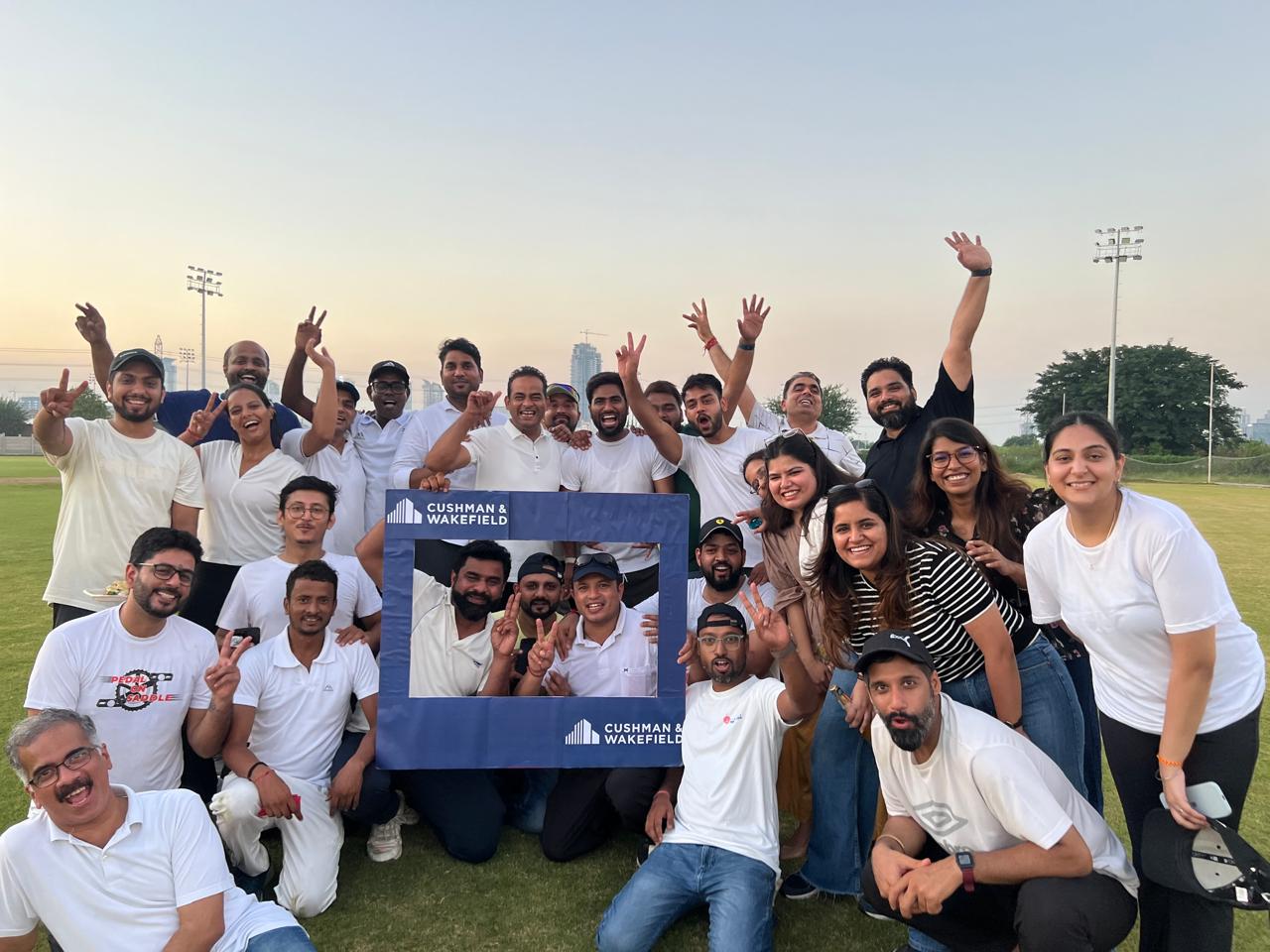 un groupe de personnes posant pour une photo