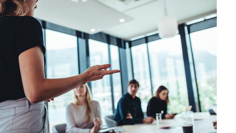 Un grupo de personas sentadas alrededor de una mesa