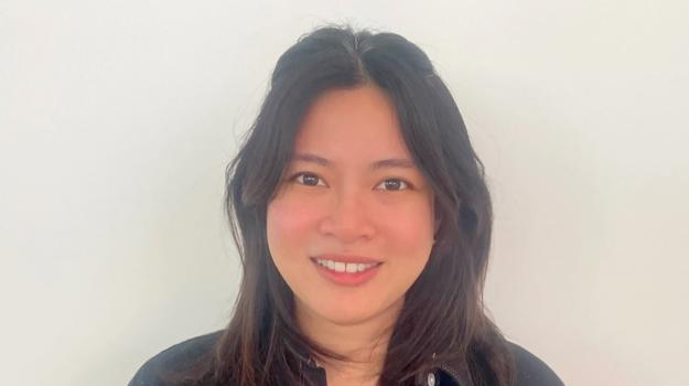 une personne souriant à la caméra