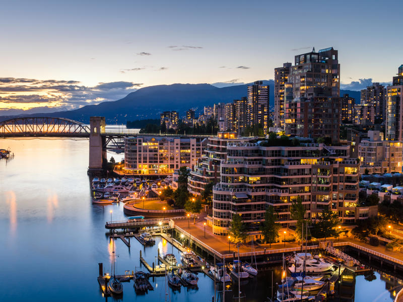 Une ville avec des bateaux et un pont