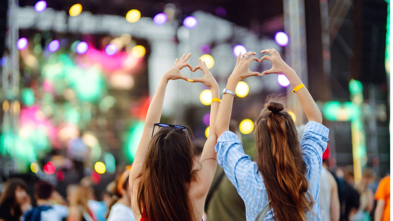 Un grupo de personas haciendo un corazón con sus manos