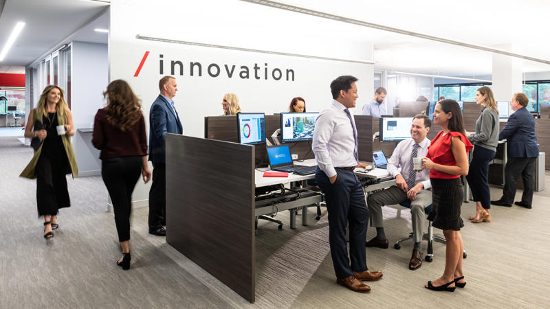 un groupe de personnes dans un bureau