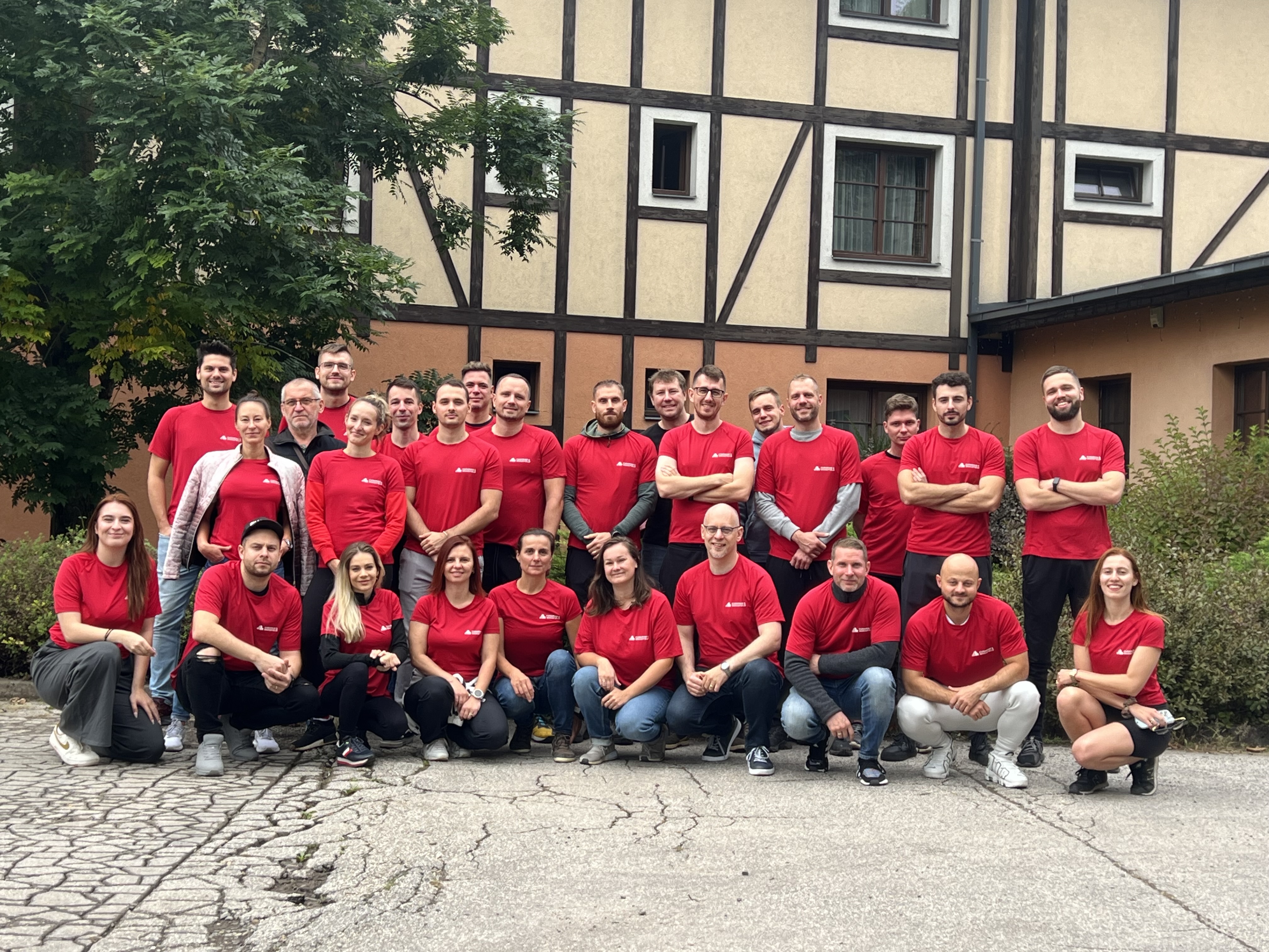 Un grupo de personas posando para una foto