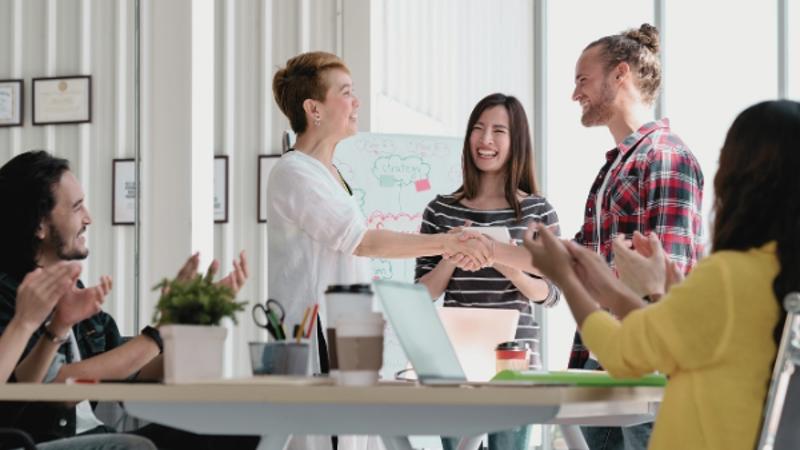 Un grupo de personas dándose la mano