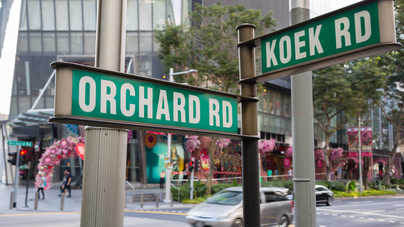 Un letrero de la calle en un poste