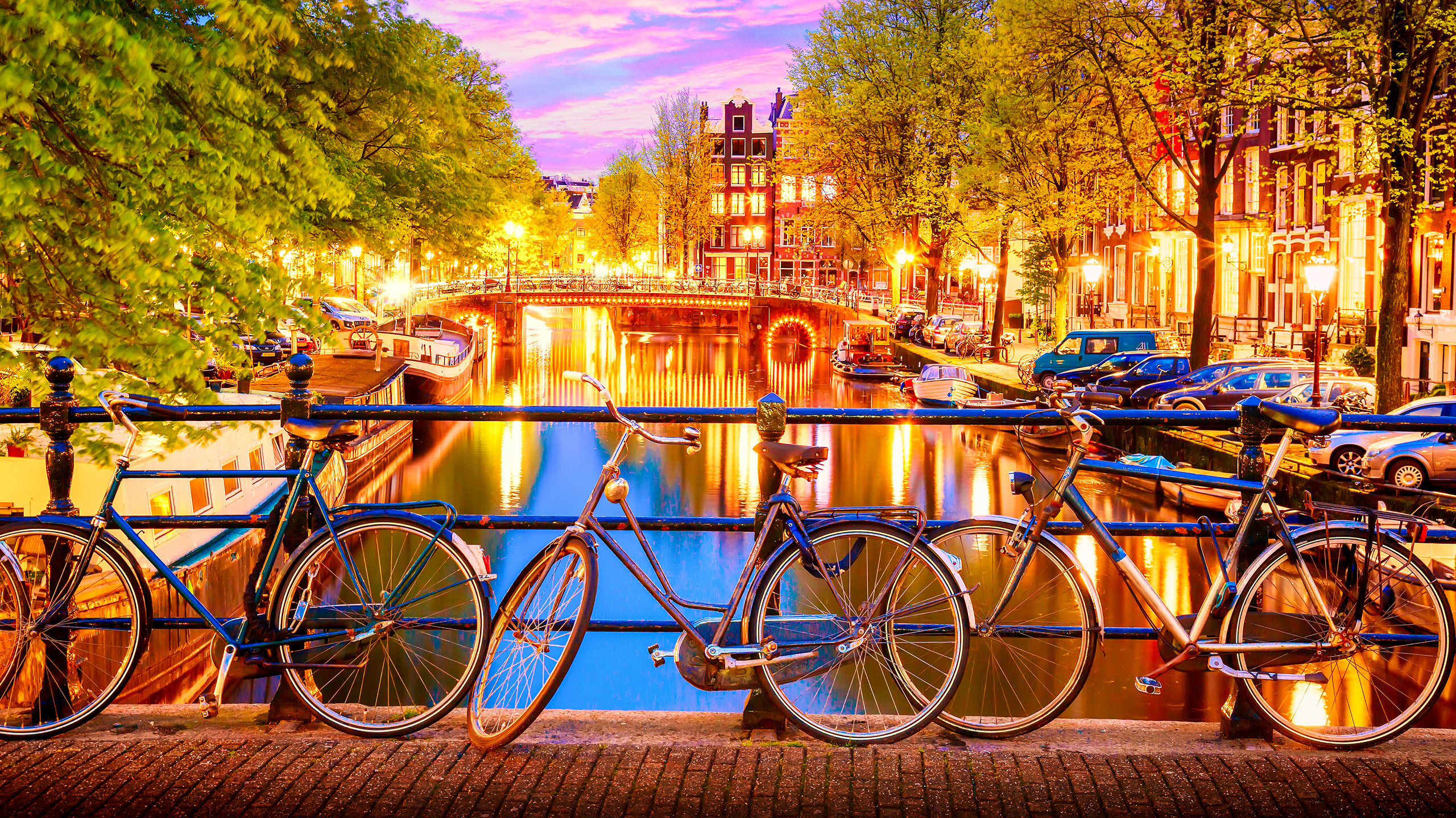 vélos sur un pont au-dessus d’un canal