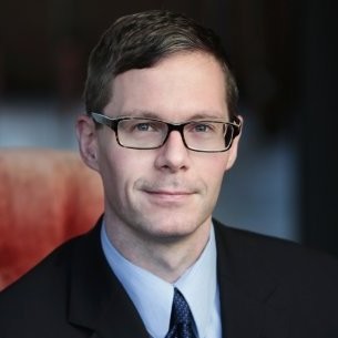 una persona con gafas y traje