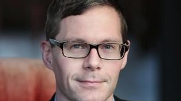 una persona con gafas y traje