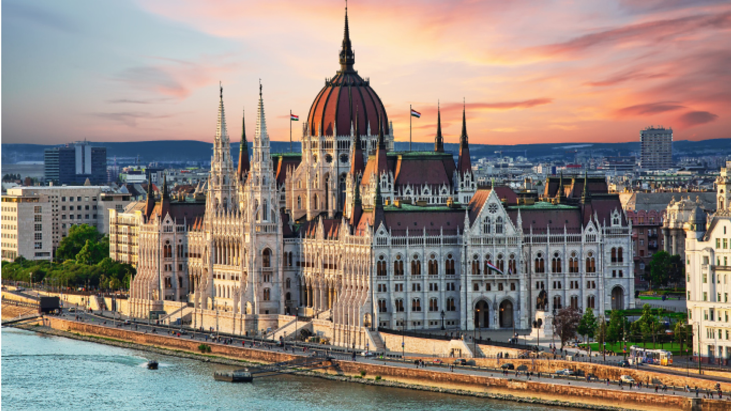 Un gran edificio con una cúpula en la parte superior y un río al fondo