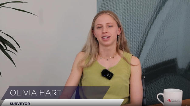 una persona sentada en una silla