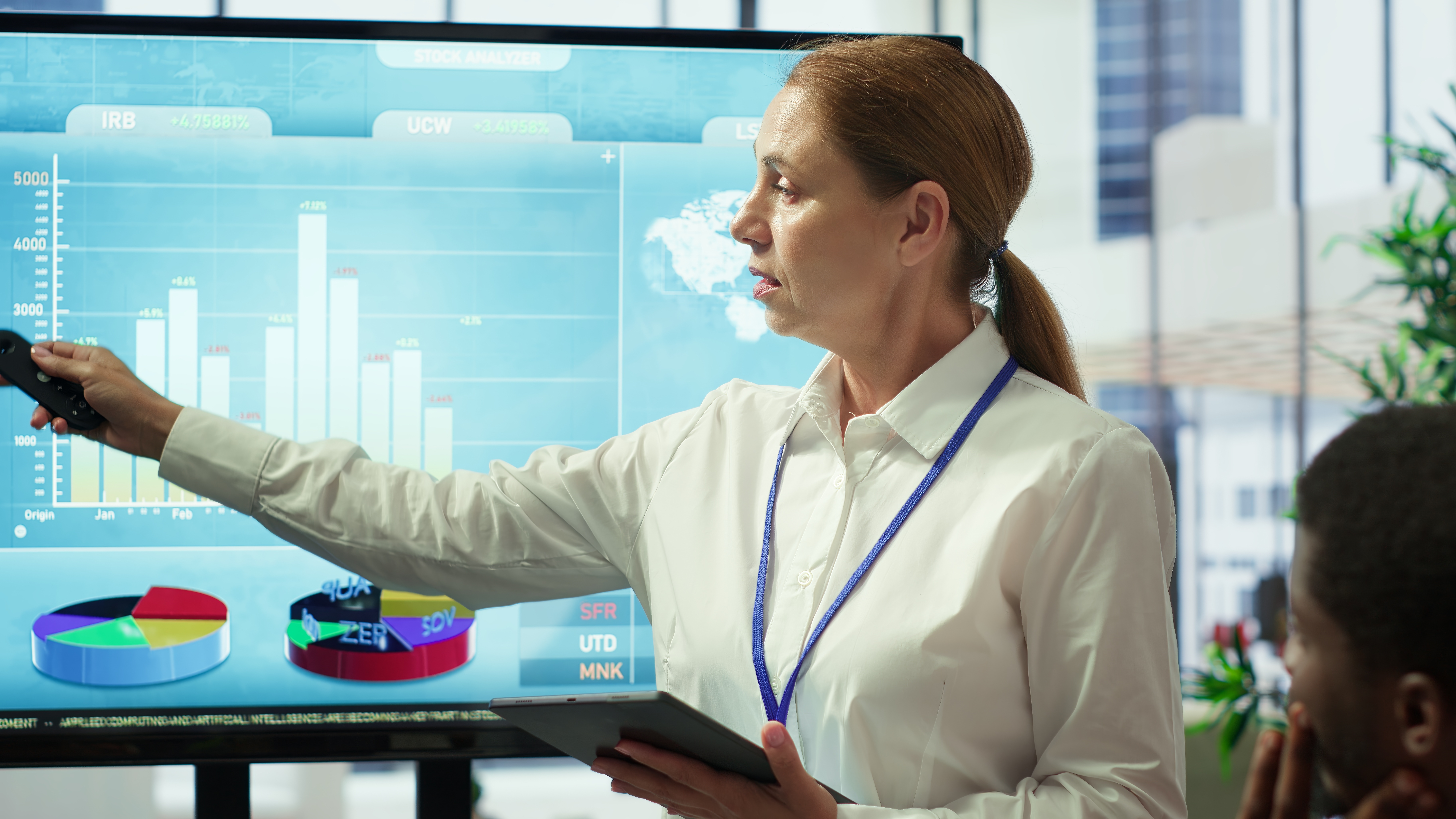 une personne pointant un écran