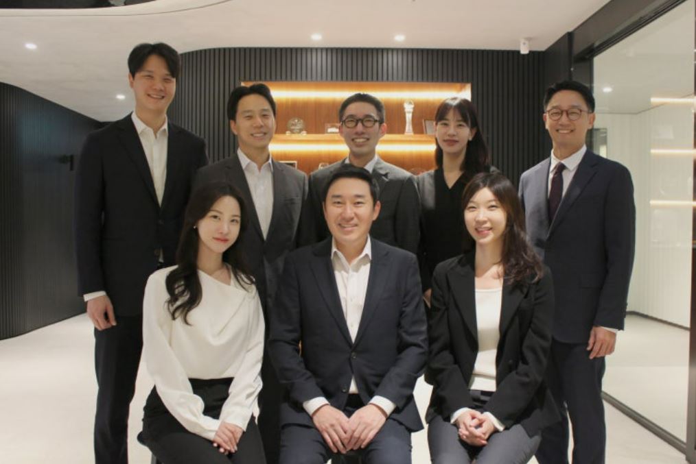 Un grupo de personas posando para una foto