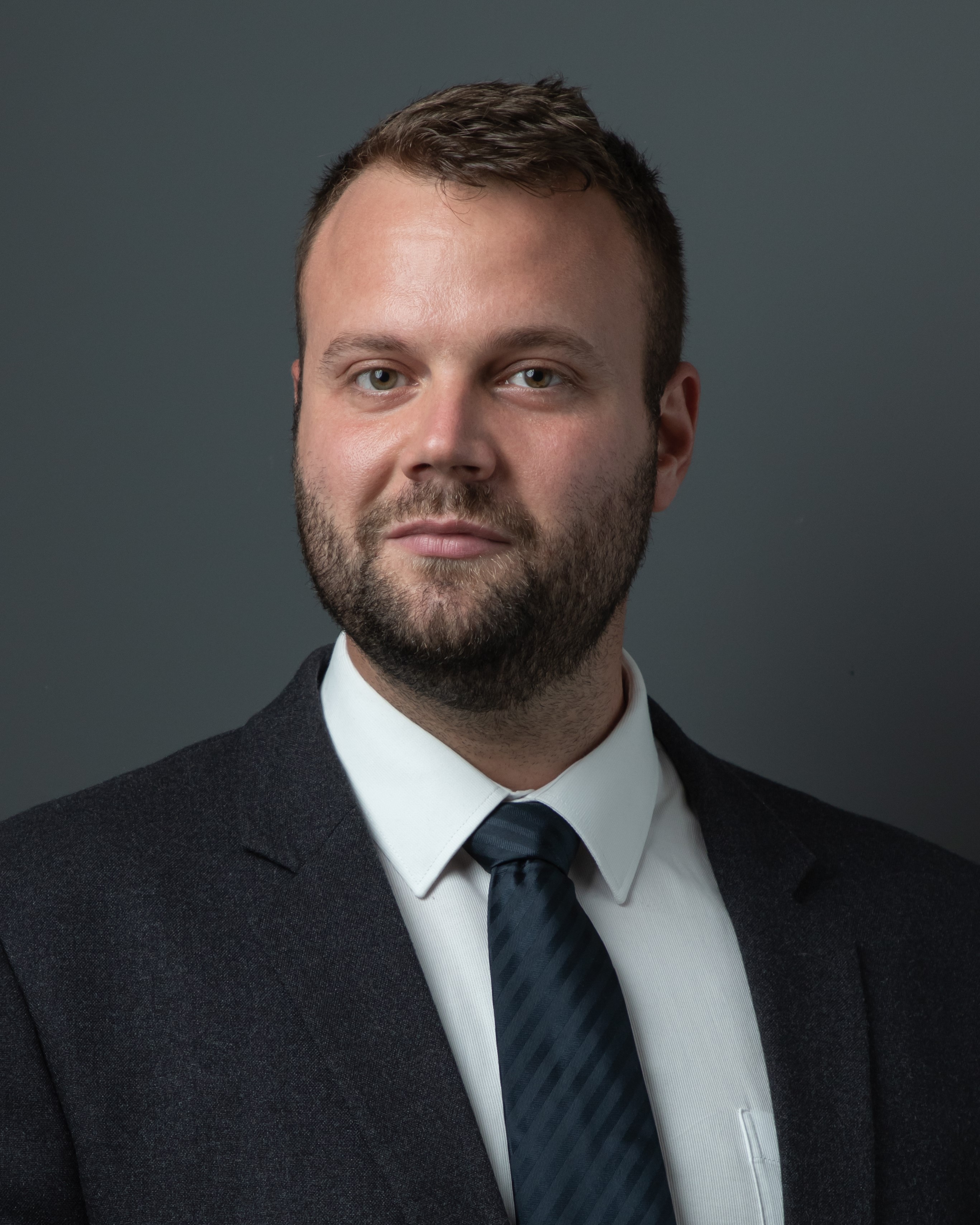 una persona con traje y corbata