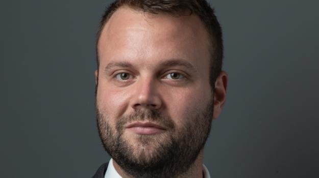 una persona con traje y corbata