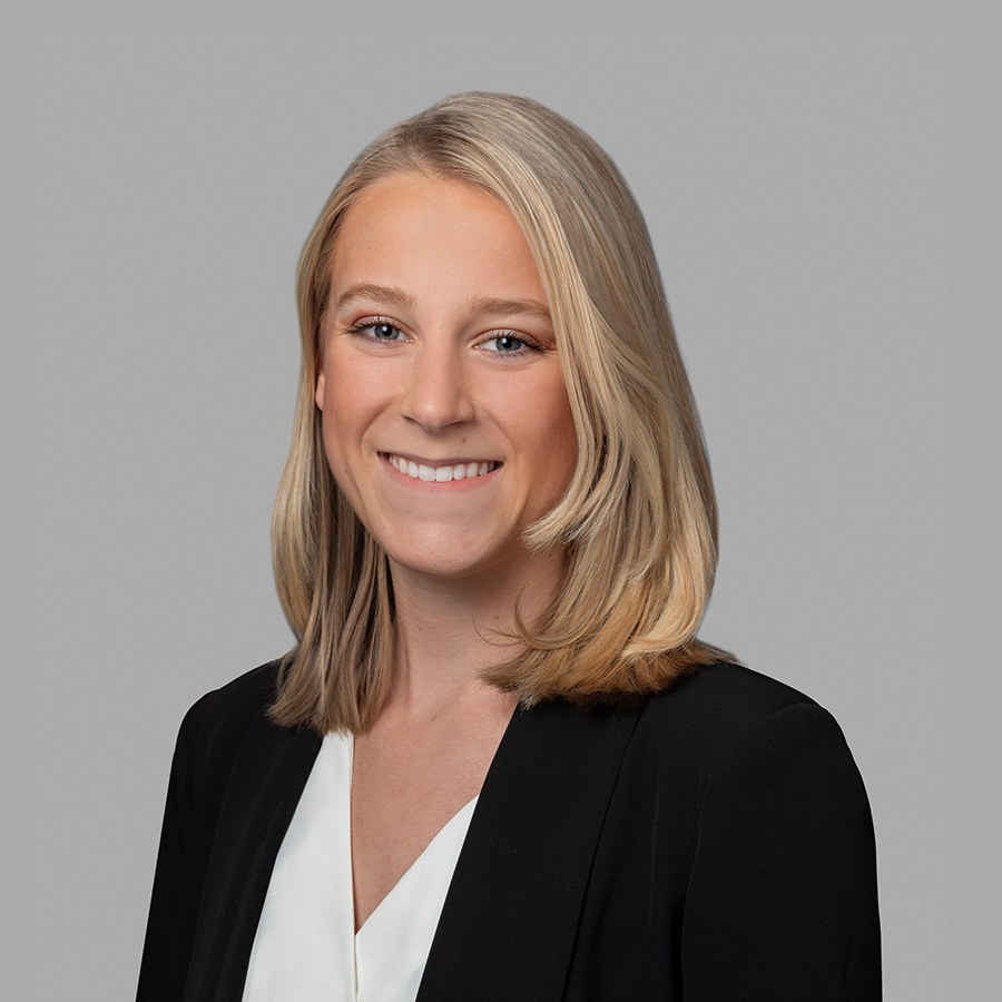 une personne aux cheveux blonds portant une veste noire