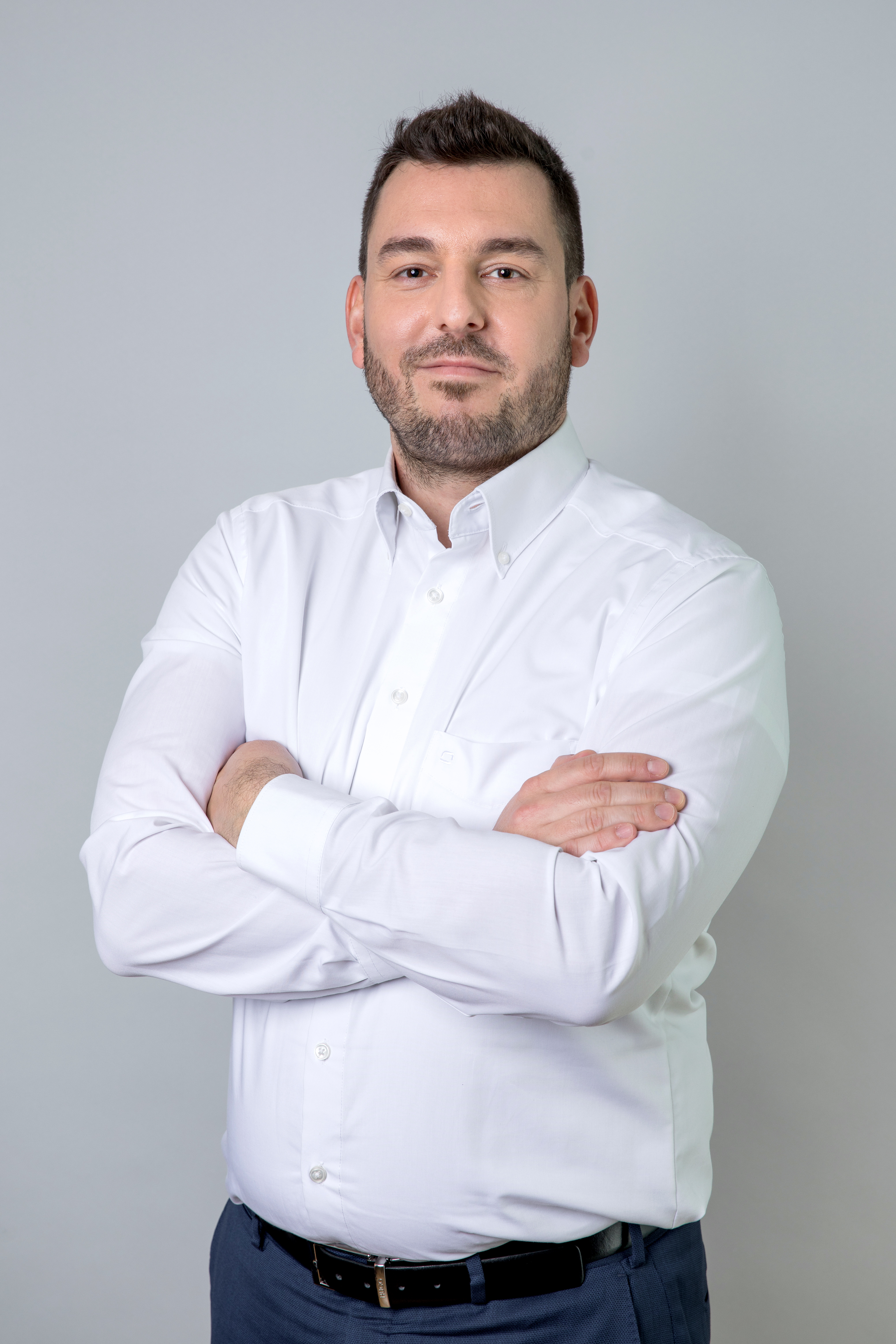 una persona con los brazos cruzados