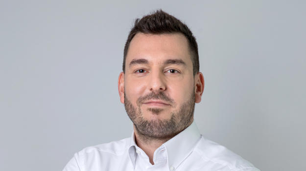 una persona con los brazos cruzados