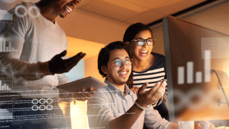 Un grupo de personas mirando la pantalla de una computadora