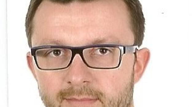 une personne avec des lunettes et une barbe