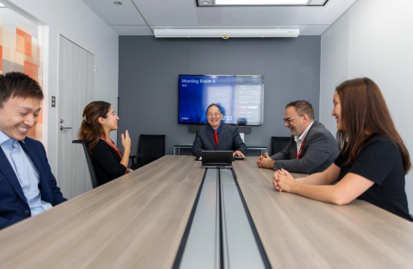 un groupe de personnes assises autour d’une table