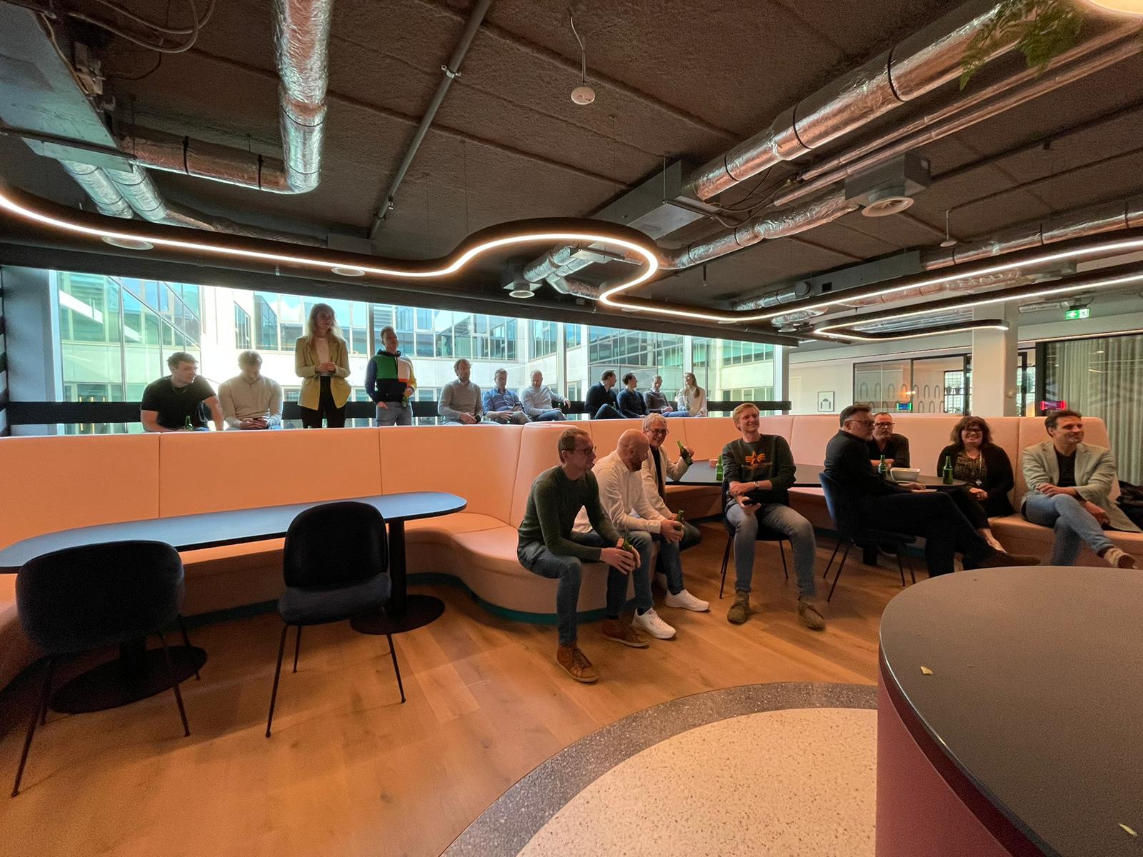 un groupe de personnes assises dans une pièce