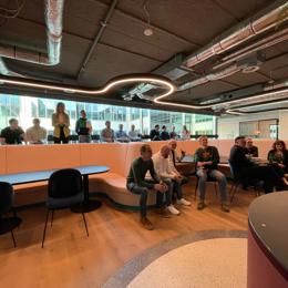 un groupe de personnes assises dans une pièce