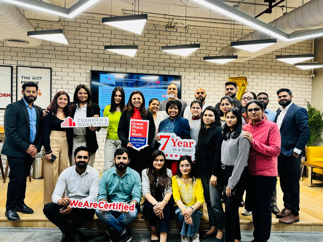 un groupe de personnes posant pour une photo